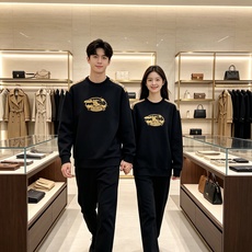 Burberry 巴宝莉 2026秋冬新款圆领卫衣 高克重空气层面料,上身挺括不易变形 肩部经典格纹拼接,胸前复古徽章立 Burberry 巴宝莉 2026秋冬新款圆领卫衣 高克重空气层面料,上身挺括不易变形 肩部经典格纹拼接,胸前复古徽章立