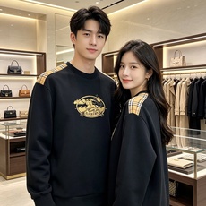 Burberry 巴宝莉 2026秋冬新款圆领卫衣 高克重空气层面料,上身挺括不易变形 肩部经典格纹拼接,胸前复古徽章立 Burberry 巴宝莉 2026秋冬新款圆领卫衣 高克重空气层面料,上身挺括不易变形 肩部经典格纹拼接,胸前复古徽章立
