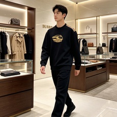 Burberry 巴宝莉 2026秋冬新款圆领卫衣 高克重空气层面料,上身挺括不易变形 肩部经典格纹拼接,胸前复古徽章立 Burberry 巴宝莉 2026秋冬新款圆领卫衣 高克重空气层面料,上身挺括不易变形 肩部经典格纹拼接,胸前复古徽章立