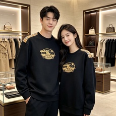 Burberry 巴宝莉 2026秋冬新款圆领卫衣 高克重空气层面料,上身挺括不易变形 肩部经典格纹拼接,胸前复古徽章立 Burberry 巴宝莉 2026秋冬新款圆领卫衣 高克重空气层面料,上身挺括不易变形 肩部经典格纹拼接,胸前复古徽章立