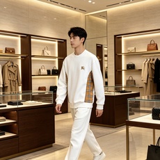 Burberry 巴宝莉 2026秋冬新款圆领卫衣 甄选高密空气层面料,透气垂顺,久穿不易起皱 胸口精致战马刺绣,侧边复 Burberry 巴宝莉 2026秋冬新款圆领卫衣 甄选高密空气层面料,透气垂顺,久穿不易起皱 胸口精致战马刺绣,侧边复