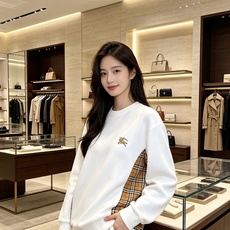 Burberry 巴宝莉 2026秋冬新款圆领卫衣 甄选高密空气层面料,透气垂顺,久穿不易起皱 胸口精致战马刺绣,侧边复 Burberry 巴宝莉 2026秋冬新款圆领卫衣 甄选高密空气层面料,透气垂顺,久穿不易起皱 胸口精致战马刺绣,侧边复