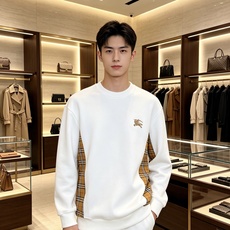 Burberry 巴宝莉 2026秋冬新款圆领卫衣 甄选高密空气层面料,透气垂顺,久穿不易起皱 胸口精致战马刺绣,侧边复 Burberry 巴宝莉 2026秋冬新款圆领卫衣 甄选高密空气层面料,透气垂顺,久穿不易起皱 胸口精致战马刺绣,侧边复