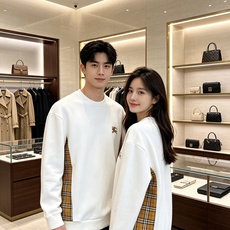 Burberry 巴宝莉 2026秋冬新款圆领卫衣 甄选高密空气层面料,透气垂顺,久穿不易起皱 胸口精致战马刺绣,侧边复 Burberry 巴宝莉 2026秋冬新款圆领卫衣 甄选高密空气层面料,透气垂顺,久穿不易起皱 胸口精致战马刺绣,侧边复