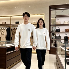 Burberry 巴宝莉 2026秋冬新款圆领卫衣 甄选高密空气层面料,透气垂顺,久穿不易起皱 胸口精致战马刺绣,侧边复 Burberry 巴宝莉 2026秋冬新款圆领卫衣 甄选高密空气层面料,透气垂顺,久穿不易起皱 胸口精致战马刺绣,侧边复