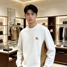 Burberry 巴宝莉 2026秋冬新款圆领卫衣 甄选高密空气层面料,透气垂顺,久穿不易起皱 胸口精致战马刺绣,侧边复 Burberry 巴宝莉 2026秋冬新款圆领卫衣 甄选高密空气层面料,透气垂顺,久穿不易起皱 胸口精致战马刺绣,侧边复