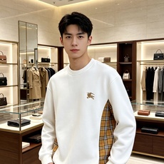 Burberry 巴宝莉 2026秋冬新款圆领卫衣 甄选高密空气层面料,透气垂顺,久穿不易起皱 胸口精致战马刺绣,侧边复 Burberry 巴宝莉 2026秋冬新款圆领卫衣 甄选高密空气层面料,透气垂顺,久穿不易起皱 胸口精致战马刺绣,侧边复