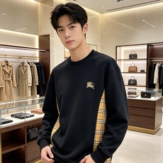 Burberry 巴宝莉 2026秋冬新款圆领卫衣 甄选高密空气层面料,透气垂顺,久穿不易起皱 胸口精致战马刺绣,侧边复 Burberry 巴宝莉 2026秋冬新款圆领卫衣 甄选高密空气层面料,透气垂顺,久穿不易起皱 胸口精致战马刺绣,侧边复