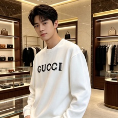 Gucci 古驰 2026秋冬新款复古字母镂空刺绣圆领卫衣 原版辅料完整复刻,高品质空气层面料,触感柔和上身舒适。正面经 Gucci 古驰 2026秋冬新款复古字母镂空刺绣圆领卫衣 原版辅料完整复刻,高品质空气层面料,触感柔和上身舒适。正面经