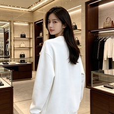 Gucci 古驰 2026秋冬新款复古字母镂空刺绣圆领卫衣 原版辅料完整复刻,高品质空气层面料,触感柔和上身舒适。正面经 Gucci 古驰 2026秋冬新款复古字母镂空刺绣圆领卫衣 原版辅料完整复刻,高品质空气层面料,触感柔和上身舒适。正面经
