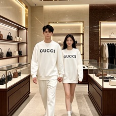Gucci 古驰 2026秋冬新款复古字母镂空刺绣圆领卫衣 原版辅料完整复刻,高品质空气层面料,触感柔和上身舒适。正面经 Gucci 古驰 2026秋冬新款复古字母镂空刺绣圆领卫衣 原版辅料完整复刻,高品质空气层面料,触感柔和上身舒适。正面经