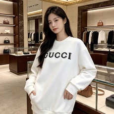Gucci 古驰 2026秋冬新款复古字母镂空刺绣圆领卫衣 原版辅料完整复刻,高品质空气层面料,触感柔和上身舒适。正面经 Gucci 古驰 2026秋冬新款复古字母镂空刺绣圆领卫衣 原版辅料完整复刻,高品质空气层面料,触感柔和上身舒适。正面经