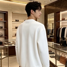 Gucci 古驰 2026秋冬新款复古字母镂空刺绣圆领卫衣 原版辅料完整复刻,高品质空气层面料,触感柔和上身舒适。正面经 Gucci 古驰 2026秋冬新款复古字母镂空刺绣圆领卫衣 原版辅料完整复刻,高品质空气层面料,触感柔和上身舒适。正面经