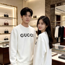 Gucci 古驰 2026秋冬新款复古字母镂空刺绣圆领卫衣 原版辅料完整复刻,高品质空气层面料,触感柔和上身舒适。正面经 Gucci 古驰 2026秋冬新款复古字母镂空刺绣圆领卫衣 原版辅料完整复刻,高品质空气层面料,触感柔和上身舒适。正面经