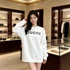 Gucci 古驰 2026秋冬新款复古字母镂空刺绣圆领卫衣 原版辅料完整复刻,高品质空气层面料,触感柔和上身舒适。正面经 Gucci 古驰 2026秋冬新款复古字母镂空刺绣圆领卫衣 原版辅料完整复刻,高品质空气层面料,触感柔和上身舒适。正面经