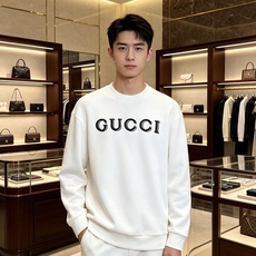 Gucci 古驰 2026秋冬新款复古字母镂空刺绣圆领卫衣 原版辅料完整复刻,高品质空气层面料,触感柔和上身舒适。正面经 Gucci 古驰 2026秋冬新款复古字母镂空刺绣圆领卫衣 原版辅料完整复刻,高品质空气层面料,触感柔和上身舒适。正面经