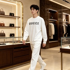 Gucci 古驰 2026秋冬新款复古字母镂空刺绣圆领卫衣 原版辅料完整复刻,高品质空气层面料,触感柔和上身舒适。正面经 Gucci 古驰 2026秋冬新款复古字母镂空刺绣圆领卫衣 原版辅料完整复刻,高品质空气层面料,触感柔和上身舒适。正面经