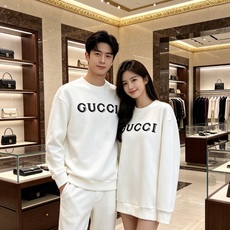 Gucci 古驰 2026秋冬新款复古字母镂空刺绣圆领卫衣 原版辅料完整复刻,高品质空气层面料,触感柔和上身舒适。正面经 Gucci 古驰 2026秋冬新款复古字母镂空刺绣圆领卫衣 原版辅料完整复刻,高品质空气层面料,触感柔和上身舒适。正面经