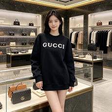Gucci 古驰 2026秋冬新款复古字母镂空刺绣圆领卫衣 原版辅料完整复刻,高品质空气层面料,触感柔和上身舒适。正面经 Gucci 古驰 2026秋冬新款复古字母镂空刺绣圆领卫衣 原版辅料完整复刻,高品质空气层面料,触感柔和上身舒适。正面经