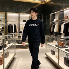 Gucci 古驰 2026秋冬新款复古字母镂空刺绣圆领卫衣 原版辅料完整复刻,高品质空气层面料,触感柔和上身舒适。正面经 Gucci 古驰 2026秋冬新款复古字母镂空刺绣圆领卫衣 原版辅料完整复刻,高品质空气层面料,触感柔和上身舒适。正面经