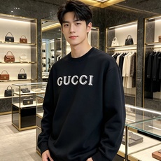 Gucci 古驰 2026秋冬新款复古字母镂空刺绣圆领卫衣 原版辅料完整复刻,高品质空气层面料,触感柔和上身舒适。正面经 Gucci 古驰 2026秋冬新款复古字母镂空刺绣圆领卫衣 原版辅料完整复刻,高品质空气层面料,触感柔和上身舒适。正面经