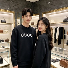 Gucci 古驰 2026秋冬新款复古字母镂空刺绣圆领卫衣 原版辅料完整复刻,高品质空气层面料,触感柔和上身舒适。正面经 Gucci 古驰 2026秋冬新款复古字母镂空刺绣圆领卫衣 原版辅料完整复刻,高品质空气层面料,触感柔和上身舒适。正面经