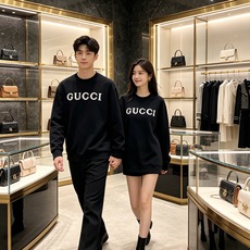 Gucci 古驰 2026秋冬新款复古字母镂空刺绣圆领卫衣 原版辅料完整复刻,高品质空气层面料,触感柔和上身舒适。正面经 Gucci 古驰 2026秋冬新款复古字母镂空刺绣圆领卫衣 原版辅料完整复刻,高品质空气层面料,触感柔和上身舒适。正面经