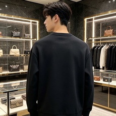 Gucci 古驰 2026秋冬新款复古字母镂空刺绣圆领卫衣 原版辅料完整复刻,高品质空气层面料,触感柔和上身舒适。正面经 Gucci 古驰 2026秋冬新款复古字母镂空刺绣圆领卫衣 原版辅料完整复刻,高品质空气层面料,触感柔和上身舒适。正面经
