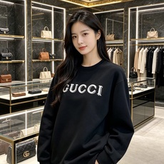 Gucci 古驰 2026秋冬新款复古字母镂空刺绣圆领卫衣 原版辅料完整复刻,高品质空气层面料,触感柔和上身舒适。正面经 Gucci 古驰 2026秋冬新款复古字母镂空刺绣圆领卫衣 原版辅料完整复刻,高品质空气层面料,触感柔和上身舒适。正面经