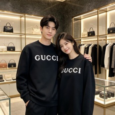 Gucci 古驰 2026秋冬新款复古字母镂空刺绣圆领卫衣 原版辅料完整复刻,高品质空气层面料,触感柔和上身舒适。正面经 Gucci 古驰 2026秋冬新款复古字母镂空刺绣圆领卫衣 原版辅料完整复刻,高品质空气层面料,触感柔和上身舒适。正面经