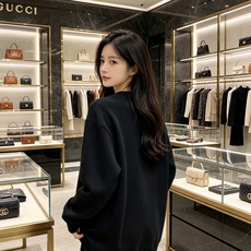 Gucci 古驰 2026秋冬新款复古字母镂空刺绣圆领卫衣 原版辅料完整复刻,高品质空气层面料,触感柔和上身舒适。正面经 Gucci 古驰 2026秋冬新款复古字母镂空刺绣圆领卫衣 原版辅料完整复刻,高品质空气层面料,触感柔和上身舒适。正面经