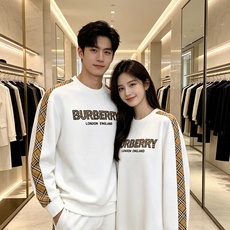 Burberry 巴宝莉 2026秋冬新款圆领卫衣 空气层面料,挺括垂顺不易变形 袖子经典格纹拼接,胸前格纹字母贴布刺绣 Burberry 巴宝莉 2026秋冬新款圆领卫衣 空气层面料,挺括垂顺不易变形 袖子经典格纹拼接,胸前格纹字母贴布刺绣
