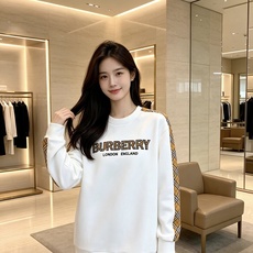 Burberry 巴宝莉 2026秋冬新款圆领卫衣 空气层面料,挺括垂顺不易变形 袖子经典格纹拼接,胸前格纹字母贴布刺绣 Burberry 巴宝莉 2026秋冬新款圆领卫衣 空气层面料,挺括垂顺不易变形 袖子经典格纹拼接,胸前格纹字母贴布刺绣