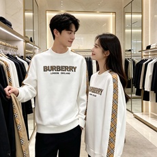 Burberry 巴宝莉 2026秋冬新款圆领卫衣 空气层面料,挺括垂顺不易变形 袖子经典格纹拼接,胸前格纹字母贴布刺绣 Burberry 巴宝莉 2026秋冬新款圆领卫衣 空气层面料,挺括垂顺不易变形 袖子经典格纹拼接,胸前格纹字母贴布刺绣
