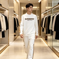 Burberry 巴宝莉 2026秋冬新款圆领卫衣 空气层面料,挺括垂顺不易变形 袖子经典格纹拼接,胸前格纹字母贴布刺绣 Burberry 巴宝莉 2026秋冬新款圆领卫衣 空气层面料,挺括垂顺不易变形 袖子经典格纹拼接,胸前格纹字母贴布刺绣