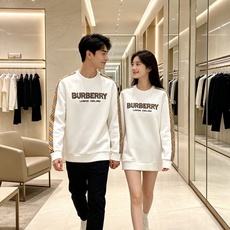 Burberry 巴宝莉 2026秋冬新款圆领卫衣 空气层面料,挺括垂顺不易变形 袖子经典格纹拼接,胸前格纹字母贴布刺绣 Burberry 巴宝莉 2026秋冬新款圆领卫衣 空气层面料,挺括垂顺不易变形 袖子经典格纹拼接,胸前格纹字母贴布刺绣