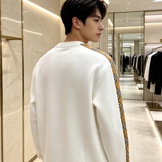 Burberry 巴宝莉 2026秋冬新款圆领卫衣 空气层面料,挺括垂顺不易变形 袖子经典格纹拼接,胸前格纹字母贴布刺绣 Burberry 巴宝莉 2026秋冬新款圆领卫衣 空气层面料,挺括垂顺不易变形 袖子经典格纹拼接,胸前格纹字母贴布刺绣
