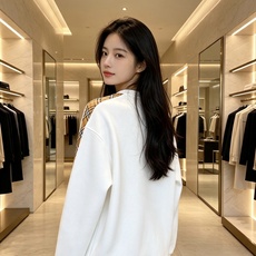 Burberry 巴宝莉 2026秋冬新款圆领卫衣 空气层面料,挺括垂顺不易变形 袖子经典格纹拼接,胸前格纹字母贴布刺绣 Burberry 巴宝莉 2026秋冬新款圆领卫衣 空气层面料,挺括垂顺不易变形 袖子经典格纹拼接,胸前格纹字母贴布刺绣