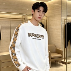 Burberry 巴宝莉 2026秋冬新款圆领卫衣 空气层面料,挺括垂顺不易变形 袖子经典格纹拼接,胸前格纹字母贴布刺绣 Burberry 巴宝莉 2026秋冬新款圆领卫衣 空气层面料,挺括垂顺不易变形 袖子经典格纹拼接,胸前格纹字母贴布刺绣
