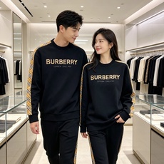 Burberry 巴宝莉 2026秋冬新款圆领卫衣 空气层面料,挺括垂顺不易变形 袖子经典格纹拼接,胸前格纹字母贴布刺绣 Burberry 巴宝莉 2026秋冬新款圆领卫衣 空气层面料,挺括垂顺不易变形 袖子经典格纹拼接,胸前格纹字母贴布刺绣