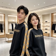 Burberry 巴宝莉 2026秋冬新款圆领卫衣 空气层面料,挺括垂顺不易变形 袖子经典格纹拼接,胸前格纹字母贴布刺绣 Burberry 巴宝莉 2026秋冬新款圆领卫衣 空气层面料,挺括垂顺不易变形 袖子经典格纹拼接,胸前格纹字母贴布刺绣
