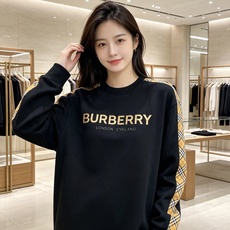 Burberry 巴宝莉 2026秋冬新款圆领卫衣 空气层面料,挺括垂顺不易变形 袖子经典格纹拼接,胸前格纹字母贴布刺绣 Burberry 巴宝莉 2026秋冬新款圆领卫衣 空气层面料,挺括垂顺不易变形 袖子经典格纹拼接,胸前格纹字母贴布刺绣
