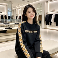 Burberry 巴宝莉 2026秋冬新款圆领卫衣 空气层面料,挺括垂顺不易变形 袖子经典格纹拼接,胸前格纹字母贴布刺绣 Burberry 巴宝莉 2026秋冬新款圆领卫衣 空气层面料,挺括垂顺不易变形 袖子经典格纹拼接,胸前格纹字母贴布刺绣