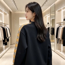 Burberry 巴宝莉 2026秋冬新款圆领卫衣 空气层面料,挺括垂顺不易变形 袖子经典格纹拼接,胸前格纹字母贴布刺绣 Burberry 巴宝莉 2026秋冬新款圆领卫衣 空气层面料,挺括垂顺不易变形 袖子经典格纹拼接,胸前格纹字母贴布刺绣