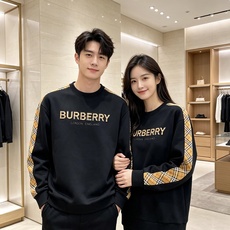 Burberry 巴宝莉 2026秋冬新款圆领卫衣 空气层面料,挺括垂顺不易变形 袖子经典格纹拼接,胸前格纹字母贴布刺绣 Burberry 巴宝莉 2026秋冬新款圆领卫衣 空气层面料,挺括垂顺不易变形 袖子经典格纹拼接,胸前格纹字母贴布刺绣