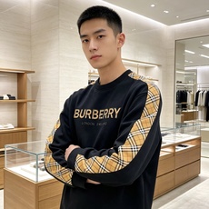 Burberry 巴宝莉 2026秋冬新款圆领卫衣 空气层面料,挺括垂顺不易变形 袖子经典格纹拼接,胸前格纹字母贴布刺绣 Burberry 巴宝莉 2026秋冬新款圆领卫衣 空气层面料,挺括垂顺不易变形 袖子经典格纹拼接,胸前格纹字母贴布刺绣