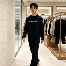 Burberry 巴宝莉 2026秋冬新款圆领卫衣 空气层面料,挺括垂顺不易变形 袖子经典格纹拼接,胸前格纹字母贴布刺绣 Burberry 巴宝莉 2026秋冬新款圆领卫衣 空气层面料,挺括垂顺不易变形 袖子经典格纹拼接,胸前格纹字母贴布刺绣