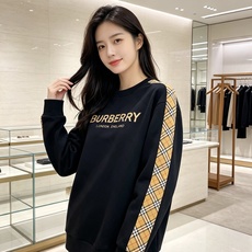 Burberry 巴宝莉 2026秋冬新款圆领卫衣 空气层面料,挺括垂顺不易变形 袖子经典格纹拼接,胸前格纹字母贴布刺绣 Burberry 巴宝莉 2026秋冬新款圆领卫衣 空气层面料,挺括垂顺不易变形 袖子经典格纹拼接,胸前格纹字母贴布刺绣