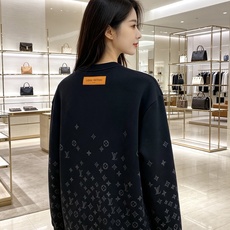 LOUIS VUITTON 路易威登 lv2026秋冬新款圆领卫衣 甄选高密空气层面料,挺括有型 通体暗纹浮雕老花满印设 LOUIS VUITTON 路易威登 lv2026秋冬新款圆领卫衣 甄选高密空气层面料,挺括有型 通体暗纹浮雕老花满印设