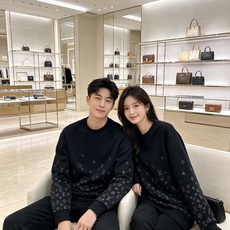 LOUIS VUITTON 路易威登 lv2026秋冬新款圆领卫衣 甄选高密空气层面料,挺括有型 通体暗纹浮雕老花满印设 LOUIS VUITTON 路易威登 lv2026秋冬新款圆领卫衣 甄选高密空气层面料,挺括有型 通体暗纹浮雕老花满印设